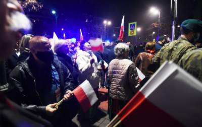 Rząd i PiS świętowali w Krakowie. Strajk Kobiet protestował - zdjęcie 40