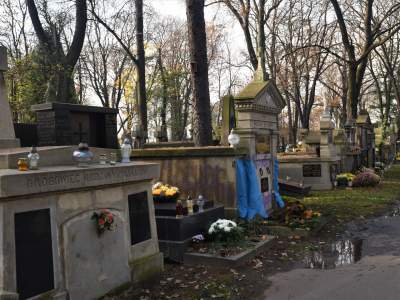 "Morderca Polaków", "agent Putina", czyszczenie grobu Stuhrów na cmentarzu Rakowickim - zdjęcie 4