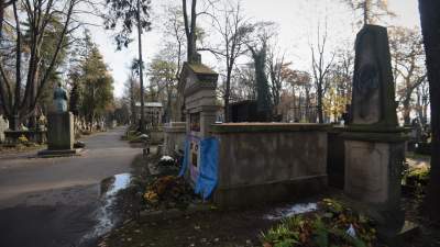 "Morderca Polaków", "agent Putina", czyszczenie grobu Stuhrów na cmentarzu Rakowickim - zdjęcie 3