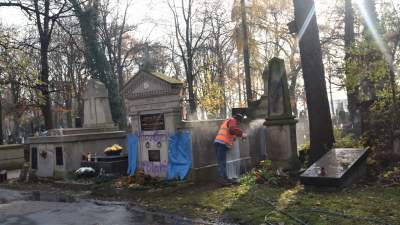 "Morderca Polaków", "agent Putina", czyszczenie grobu Stuhrów na cmentarzu Rakowickim - zdjęcie 1