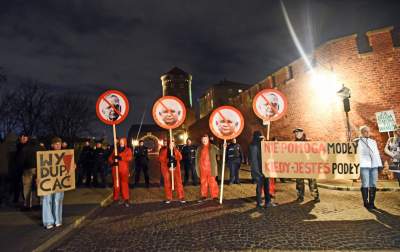 "Powitajmy Kaczyńskiego". Protest przy wjeździe na Wawel - zdjęcie 9