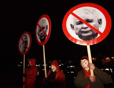 "Powitajmy Kaczyńskiego". Protest przy wjeździe na Wawel - zdjęcie 11