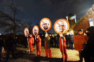 "Powitajmy Kaczyńskiego". Protest przy wjeździe na Wawel - zdjęcie 14
