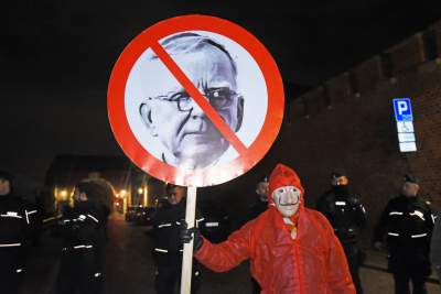 "Powitajmy Kaczyńskiego". Protest przy wjeździe na Wawel - zdjęcie 2
