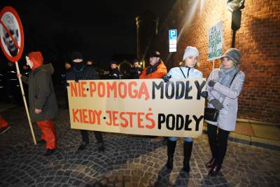 "Powitajmy Kaczyńskiego". Protest przy wjeździe na Wawel - zdjęcie 6