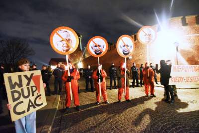 "Powitajmy Kaczyńskiego". Protest przy wjeździe na Wawel - zdjęcie 7