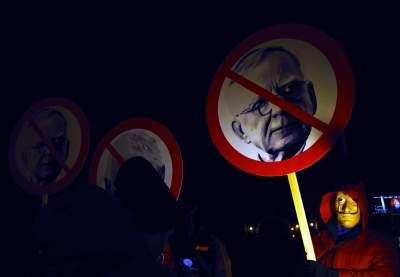 "Powitajmy Kaczyńskiego". Protest przy wjeździe na Wawel - zdjęcie 20