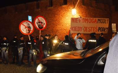"Powitajmy Kaczyńskiego". Protest przy wjeździe na Wawel - zdjęcie 23