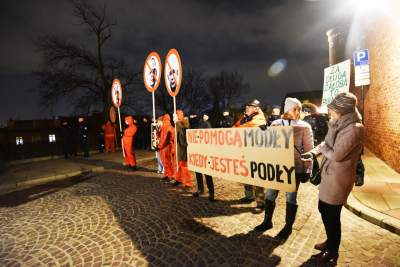 "Powitajmy Kaczyńskiego". Protest przy wjeździe na Wawel - zdjęcie 5