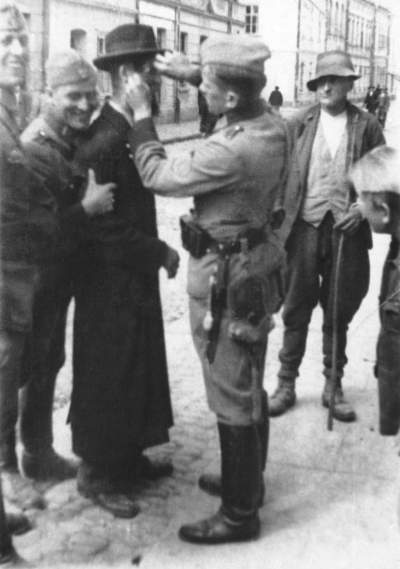 Niemieccy okupanci w Krakowie. Osiedlilo się wtedy ok. 50 tysięcy Niemców - zdjęcie 1