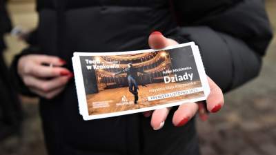 Kolejki do Teatru Słowackiego, szkoły nie odwołują wyjść na "Dziady" Mai Kleczewskiej - zdjęcie 9