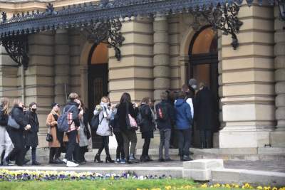 Kolejki do Teatru Słowackiego, szkoły nie odwołują wyjść na "Dziady" Mai Kleczewskiej - zdjęcie 2