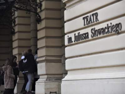 Kolejki do Teatru Słowackiego, szkoły nie odwołują wyjść na "Dziady" Mai Kleczewskiej - zdjęcie 10