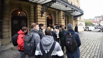 Kolejki do Teatru Słowackiego, szkoły nie odwołują wyjść na "Dziady" Mai Kleczewskiej - zdjęcie 5