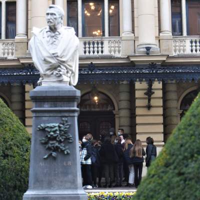 Kolejki do Teatru Słowackiego, szkoły nie odwołują wyjść na "Dziady" Mai Kleczewskiej - zdjęcie 11