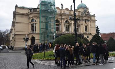 Kolejki do Teatru Słowackiego, szkoły nie odwołują wyjść na "Dziady" Mai Kleczewskiej - zdjęcie 3