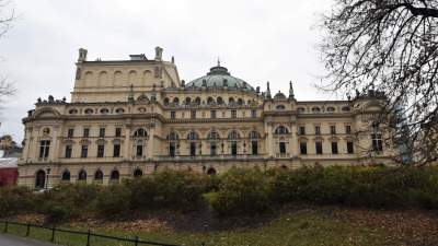 Kolejki do Teatru Słowackiego, szkoły nie odwołują wyjść na "Dziady" Mai Kleczewskiej - zdjęcie 12