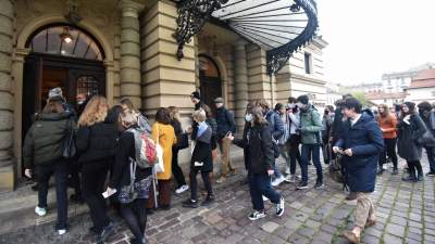 Kolejki do Teatru Słowackiego, szkoły nie odwołują wyjść na "Dziady" Mai Kleczewskiej - zdjęcie 8