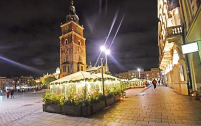 Swięta będą za miesiąc, tymczasem na Rynku Głównym... - zdjęcie 1