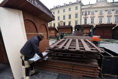 Swięta będą za miesiąc, tymczasem na Rynku Głównym... - zdjęcie 19