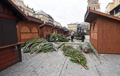 Swięta będą za miesiąc, tymczasem na Rynku Głównym... - zdjęcie 17