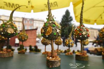 Swięta będą za miesiąc, tymczasem na Rynku Głównym... - zdjęcie 22