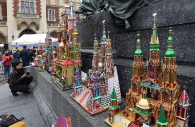 Pokaz szopek na Rynku w Krakowie, drut kolczasty i mędrcy ze wschodu - zdjęcie 11