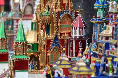 Pokaz szopek na Rynku w Krakowie, drut kolczasty i mędrcy ze wschodu - zdjęcie 37