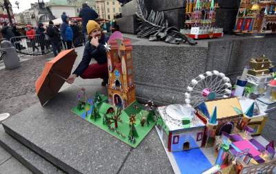 Pokaz szopek na Rynku w Krakowie, drut kolczasty i mędrcy ze wschodu - zdjęcie 36