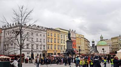 Pokaz szopek na Rynku w Krakowie, drut kolczasty i mędrcy ze wschodu - zdjęcie 5
