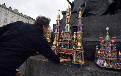 Pokaz szopek na Rynku w Krakowie, drut kolczasty i mędrcy ze wschodu - zdjęcie 23