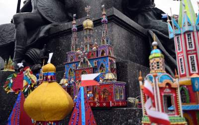 Pokaz szopek na Rynku w Krakowie, drut kolczasty i mędrcy ze wschodu - zdjęcie 9