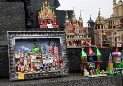 Pokaz szopek na Rynku w Krakowie, drut kolczasty i mędrcy ze wschodu - zdjęcie 15