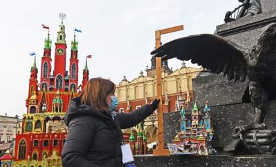 Pokaz szopek na Rynku w Krakowie, drut kolczasty i mędrcy ze wschodu - zdjęcie 47