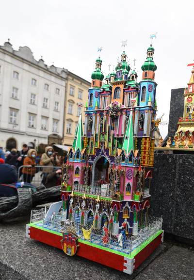 Pokaz szopek na Rynku w Krakowie, drut kolczasty i mędrcy ze wschodu - zdjęcie 27