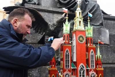 Pokaz szopek na Rynku w Krakowie, drut kolczasty i mędrcy ze wschodu - zdjęcie 35