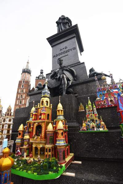 Pokaz szopek na Rynku w Krakowie, drut kolczasty i mędrcy ze wschodu - zdjęcie 29