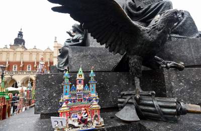 Pokaz szopek na Rynku w Krakowie, drut kolczasty i mędrcy ze wschodu - zdjęcie 14