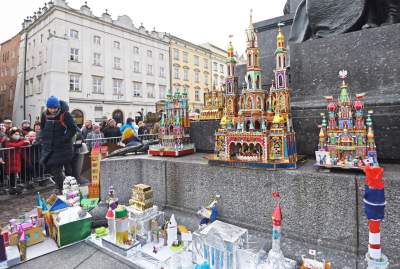 Pokaz szopek na Rynku w Krakowie, drut kolczasty i mędrcy ze wschodu - zdjęcie 31