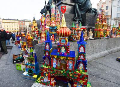 Pokaz szopek na Rynku w Krakowie, drut kolczasty i mędrcy ze wschodu - zdjęcie 20