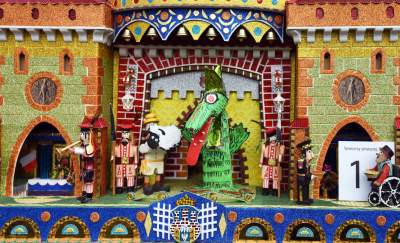 Pokaz szopek na Rynku w Krakowie, drut kolczasty i mędrcy ze wschodu - zdjęcie 26