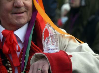 Pokaz szopek na Rynku w Krakowie, drut kolczasty i mędrcy ze wschodu - zdjęcie 49