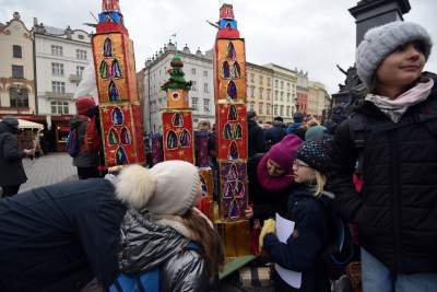 Pokaz szopek na Rynku w Krakowie, drut kolczasty i mędrcy ze wschodu - zdjęcie 4