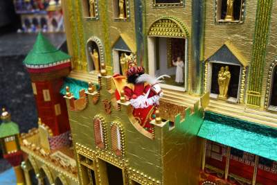 Pokaz szopek na Rynku w Krakowie, drut kolczasty i mędrcy ze wschodu - zdjęcie 12