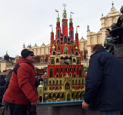 Pokaz szopek na Rynku w Krakowie, drut kolczasty i mędrcy ze wschodu - zdjęcie 45