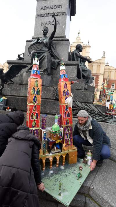 Pokaz szopek na Rynku w Krakowie, drut kolczasty i mędrcy ze wschodu - zdjęcie 44