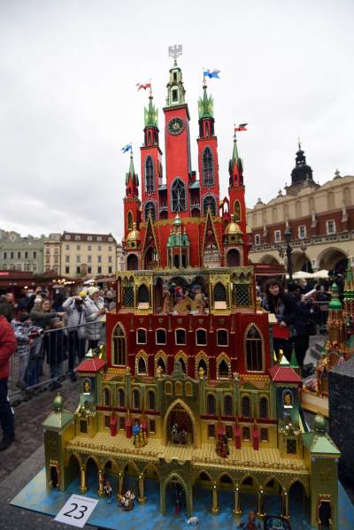 Pokaz szopek na Rynku w Krakowie, drut kolczasty i mędrcy ze wschodu - zdjęcie 13