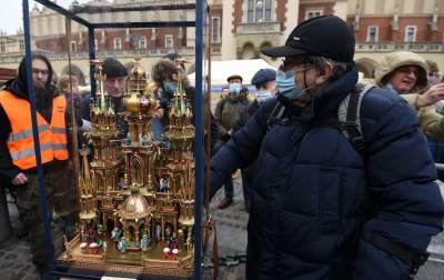 Pokaz szopek na Rynku w Krakowie, drut kolczasty i mędrcy ze wschodu - zdjęcie 17