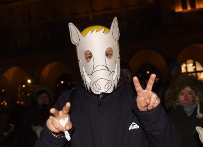 Dziki protest na Rynku Głównym: "żyj i ryj" - zdjęcie 1