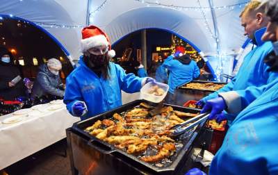 Za czym kolejka ta stoi? Za porcją smażonej rybki z kapustą - zdjęcie 16